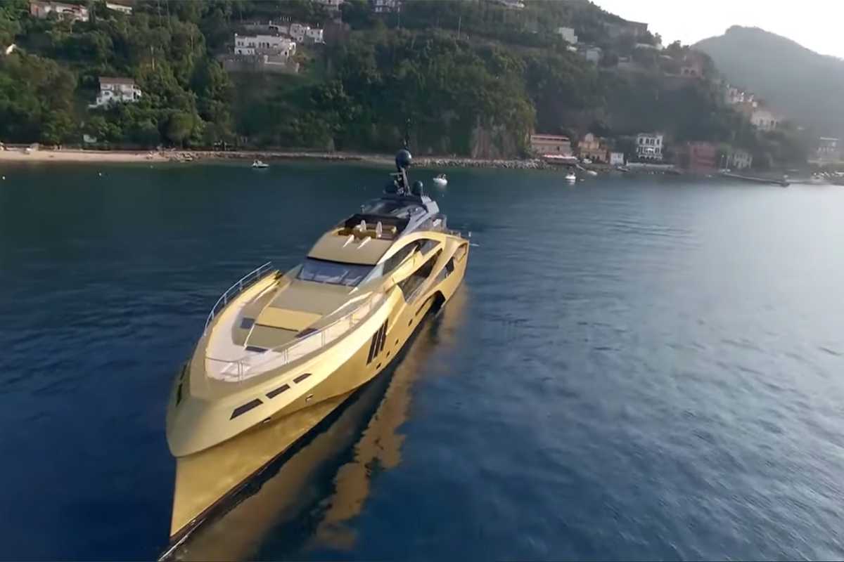 Uno yacht da sogno tutto coperto d'oro