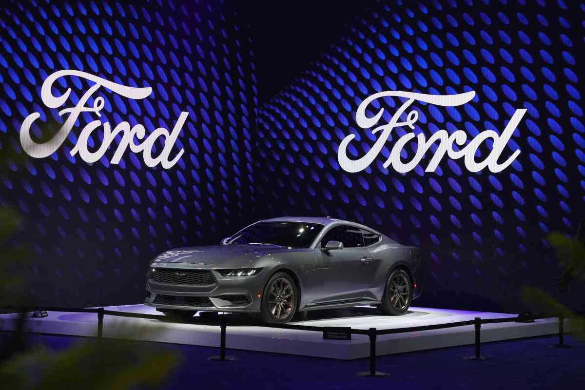 Ford volta pagina: decisione inaspettata per le auto elettriche - Autoemotori.it