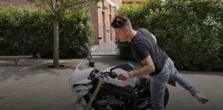 Salire in moto da sinistra