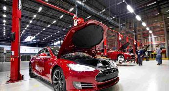 Come nasce una Tesla: non crederete a quanto tempo impiegano per produrla (Video)